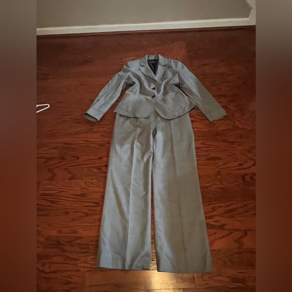 Female suits - Picture 2 of 3